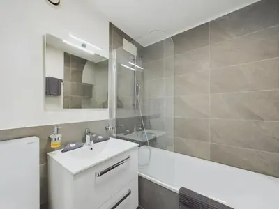 Ein Badezimmer in der Unterkunft Mountain Majesty Apartment with Stunning Views