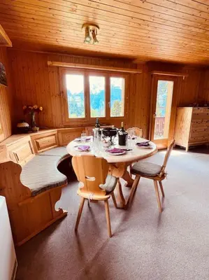 Ein Sitzbereich in der Unterkunft Family holiday Chalet S'Zähni