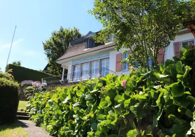 Ein Garten an der Unterkunft Wunderschöne Villa mit Privatstrand
