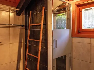 Ein Badezimmer in der Unterkunft Chalet Mirabeau 6 by Interhome