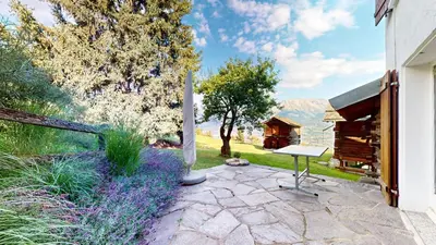 Ein Garten an der Unterkunft Mountain getaway in the heart of Nax