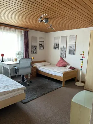 Ein Bett oder Betten in einem Zimmer der Unterkunft Quarto Privado em Einigen - Spiez