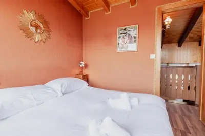 Ein Bett oder Betten in einem Zimmer der Unterkunft Magnifique chalet mitoyen avec vue sur les montagnes