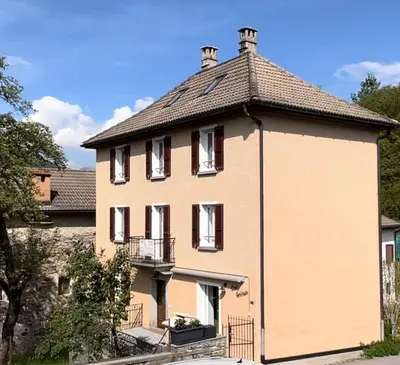 Das Gebäude in dem sich das Ferienhaus befindet