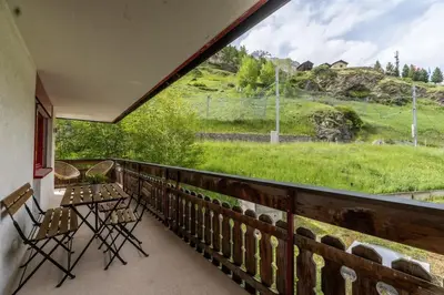 Ein Garten an der Unterkunft Stylish Apt by Ski Bus, Train and Village Center