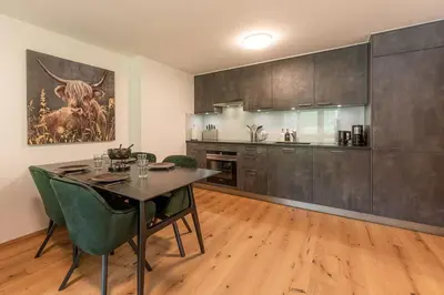 Küche/Küchenzeile in der Unterkunft Stylish Apt by Ski Bus, Train and Village Center