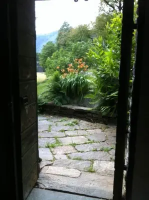 Ein allgemeiner Bergblick oder ein Berglick von of country house aus
