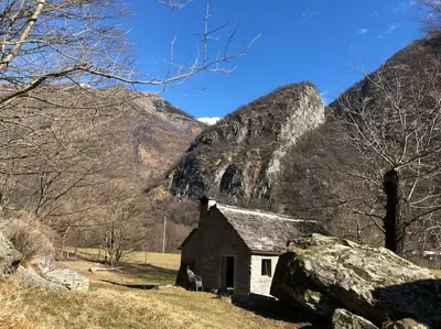 Naturlandschaft in der Nähe of country house