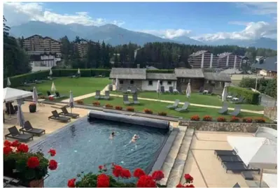Der Swimmingpool an oder in der Nähe von Appartement central avec Spa