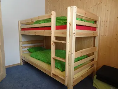 Ein Etagenbett oder Etagenbetten in einem Zimmer der Unterkunft Chalet Mélèze in sonniger Lage mit schönem Ausblick , für 6 Personen