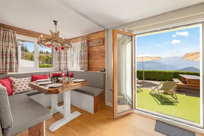 Ein allgemeiner Bergblick oder ein Berglick von des Chalets aus