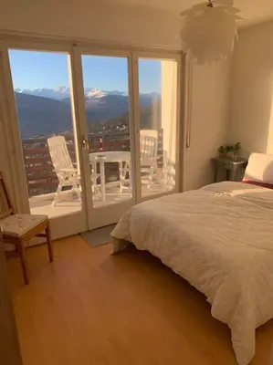 Ein Bett oder Betten in einem Zimmer der Unterkunft Grand 4,5 pièces rénové et lumineux