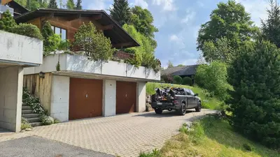 Ein Garten an der Unterkunft Chalet Hinkelstein in Beatenberg traumhafte Aussicht auf Eiger, Mönch & Jungfrau