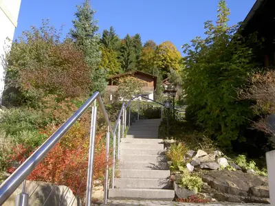 Ein Garten an der Unterkunft Chalet Hinkelstein in Beatenberg traumhafte Aussicht auf Eiger, Mönch & Jungfrau