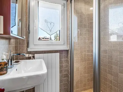 Ein Badezimmer in der Unterkunft Apartment Bridina n-1 by Interhome