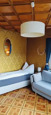 Ein Bett oder Betten in einem Zimmer der Unterkunft Casa Jenini - Wohnung im Patrizierhaus neben Schloss Leuk