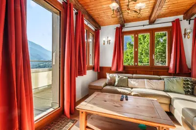 Ein allgemeiner Bergblick oder ein Berglick von des Chalets aus