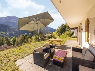Ein allgemeiner Bergblick oder ein Berglick von des Ferienhauses aus