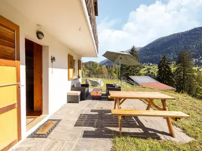 Ein allgemeiner Bergblick oder ein Berglick von des Ferienhauses aus
