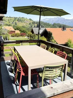 Ein allgemeiner Bergblick oder ein Berglick von der Villa aus
