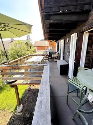 Ein Balkon oder eine Terrasse in der Unterkunft Chalet AlpinLux in Beatenberg