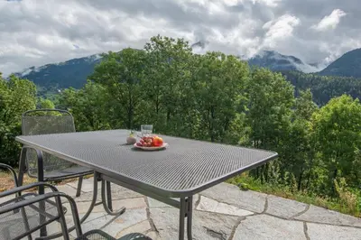 Ein allgemeiner Bergblick oder ein Berglick von der Ferienwohnung aus