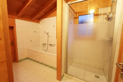 Ein Badezimmer in der Unterkunft Chalet Les Mélèzes