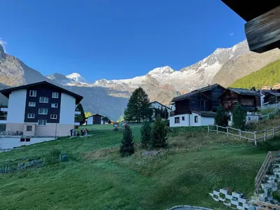 Ein allgemeiner Bergblick oder ein Berglick von des Chalets aus