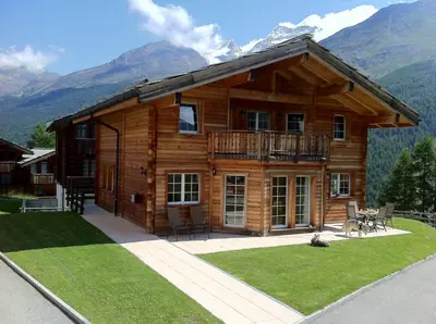 Ein allgemeiner Bergblick oder ein Berglick von des Chalets aus