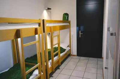 Ein Etagenbett oder Etagenbetten in einem Zimmer der Unterkunft Alaïa Hostel