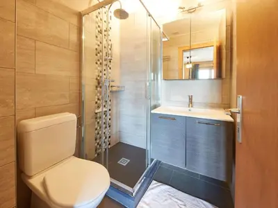 Ein Badezimmer in der Unterkunft Chalet Fuchsia by Interhome