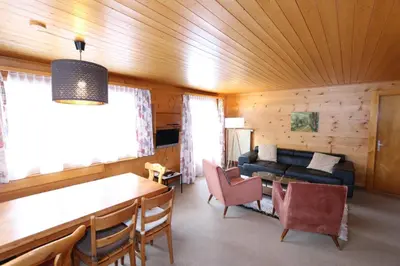 Ein Sitzbereich in der Unterkunft Chalet les Mayens