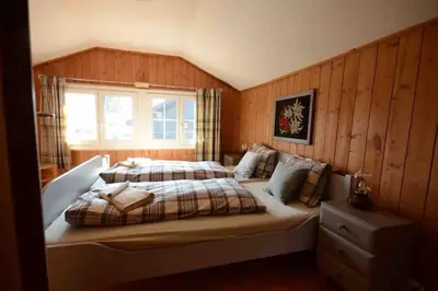 Ein Bett oder Betten in einem Zimmer der Unterkunft Swiss Traditional Chalet with Alpine Mtn View