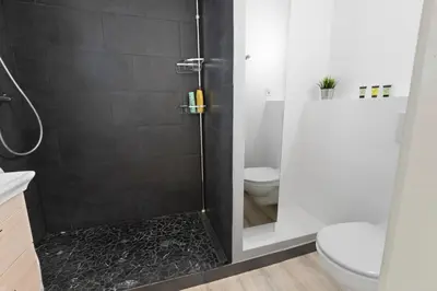 Ein Badezimmer in der Unterkunft Appartement paisible au pied des pistes de ski