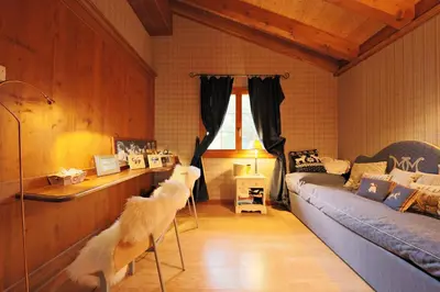 Ein Bett oder Betten in einem Zimmer der Unterkunft Chalet avec charme et vue à Crans-Montana