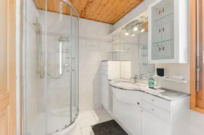 Ein Badezimmer in der Unterkunft 4BDR Alpine Chalet with Game room and Sunny terrace