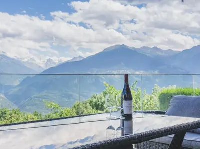 Ein allgemeiner Bergblick oder ein Berglick von der Villa aus