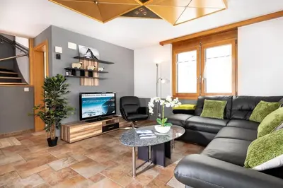 Ein Sitzbereich in der Unterkunft Maisonette Wohnung - Chalet Amethyst in Taesch bei Zermatt