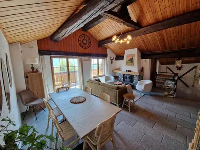 Ein Sitzbereich in der Unterkunft Chalet typique proche Crans Montana