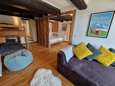 Ein Sitzbereich in der Unterkunft Chalet typique proche Crans Montana