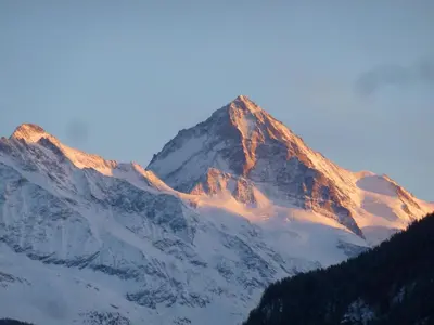 Ein allgemeiner Bergblick oder ein Berglick von des Aparthotels aus