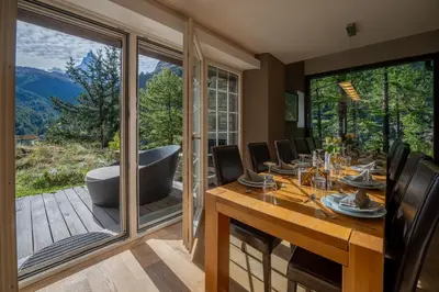 Ein allgemeiner Bergblick oder ein Berglick von der Villa aus