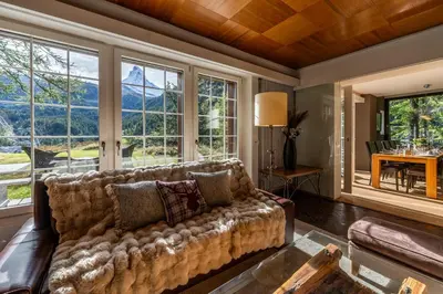 Ein Sitzbereich in der Unterkunft Chalet Les Ecureuils by Inspiringplaces Zermatt