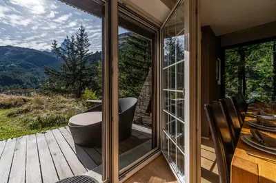 Ein allgemeiner Bergblick oder ein Berglick von der Villa aus