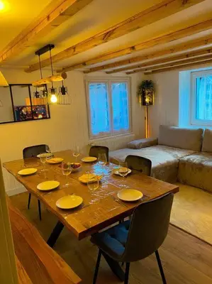 Ein Sitzbereich in der Unterkunft Appartement typique avec Carnotzet