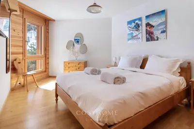 Ein Bett oder Betten in einem Zimmer der Unterkunft La Maison Lou l Ski in-out l Parking l By CosyHome