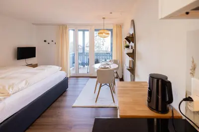 Ein Bett oder Betten in einem Zimmer der Unterkunft Surfers Studio near Interlaken, at lake with pool