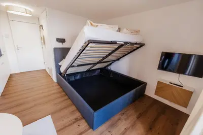 Ein Bett oder Betten in einem Zimmer der Unterkunft Surfers Studio near Interlaken, at lake with pool