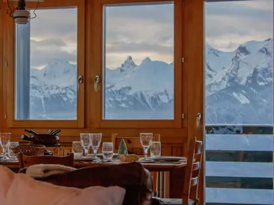 Ein allgemeiner Bergblick oder ein Berglick von des Chalets aus