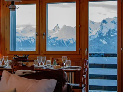 Ein allgemeiner Bergblick oder ein Berglick von des Chalets aus